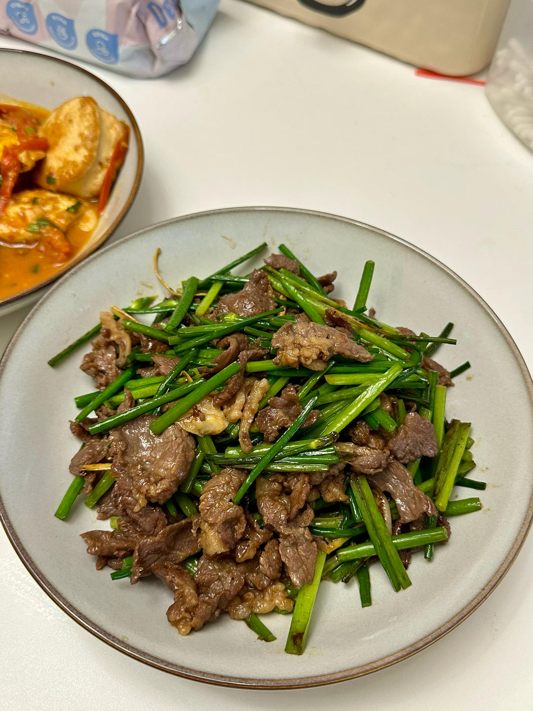 韭菜花炒牛肉丝春天餐桌不可少的一道菜