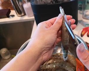 《如何剥虾皮去虾线》视频演示有成就感的完美剥虾是如何做到的的做法 步骤3