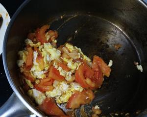 鸡蛋柿子炒方便面的做法 步骤2