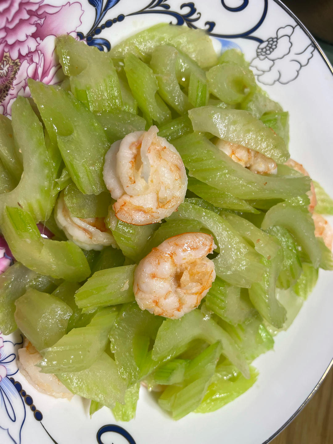 怎样炒出饭店级别的幼嫩西芹（附正确的西芹处理手法）