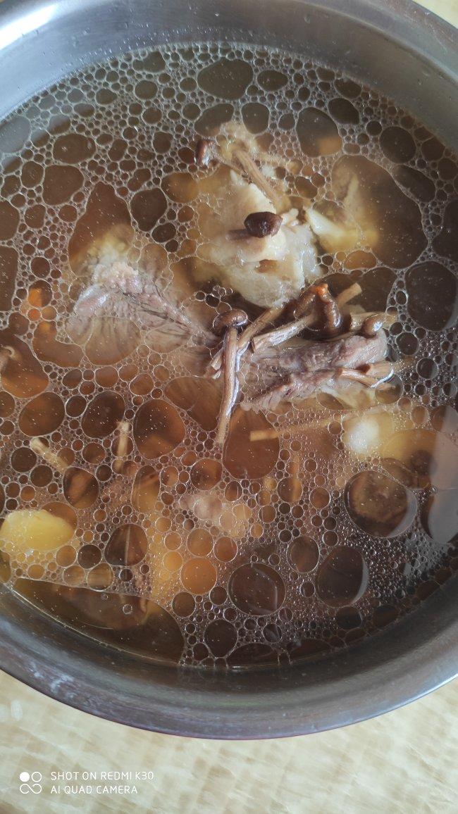 就像有句话所说：成年人的世界里，从来就没有“容易”二字。很多时候，你只能单枪匹马，直面生活的兵荒马乱。