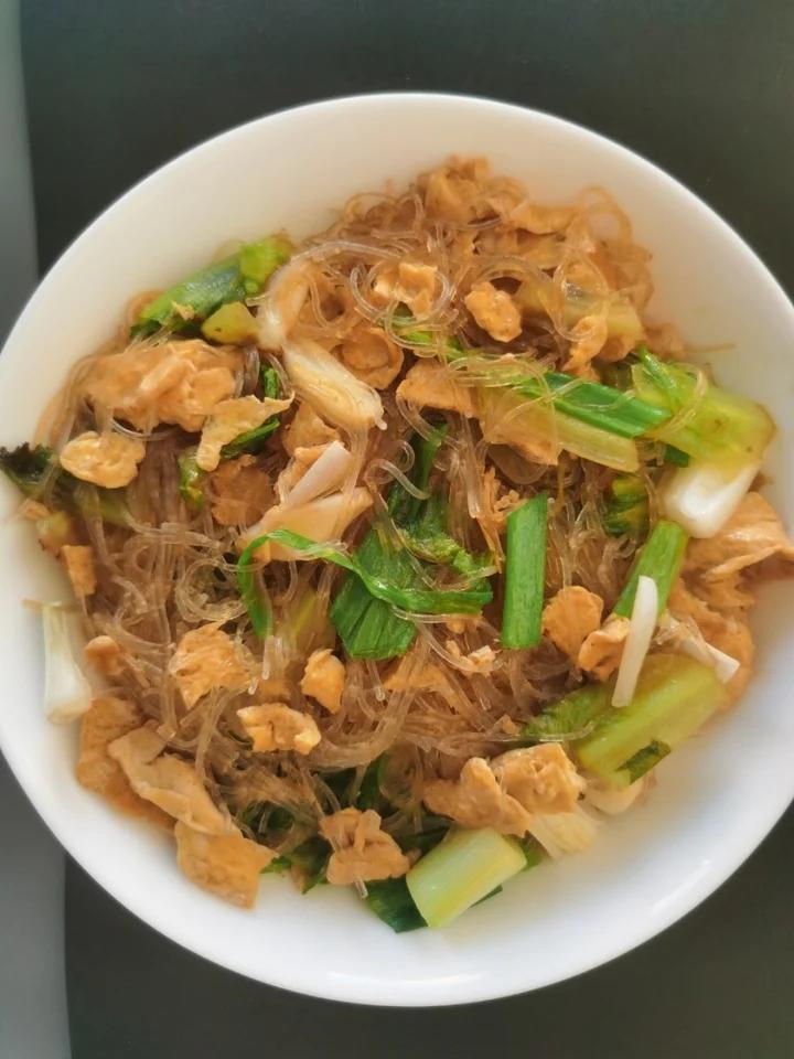 做鸡蛋炒粉丝，千万不要直接炒，多加一步，好看又好吃