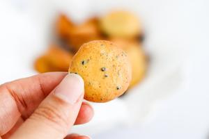 ㊙️零难度🔥芝麻蛋黄饼干‼️香香脆脆超好吃的做法 步骤10