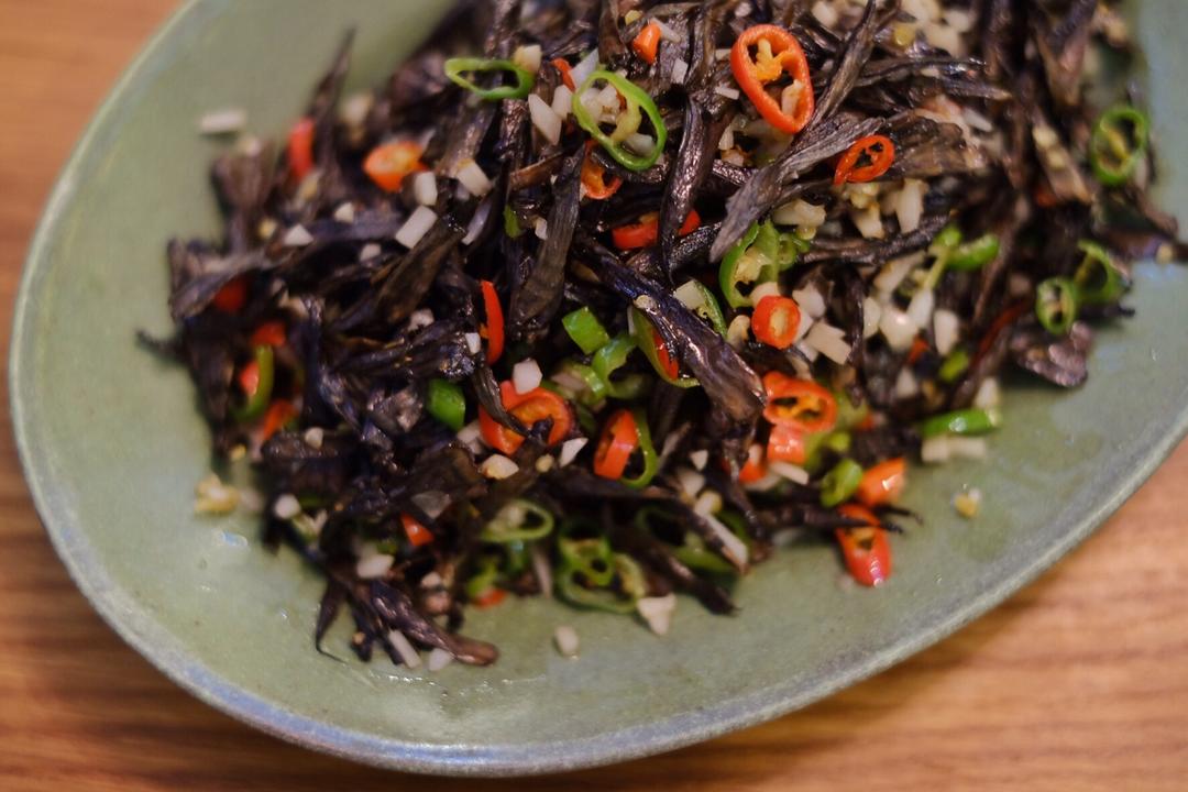 夏日一口鲜－炝炒干巴菌