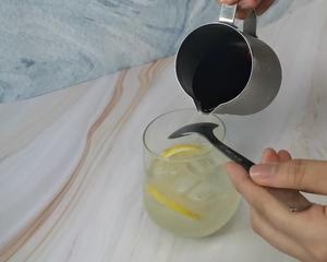 夏天的味道 柠檬苏打冷萃咖啡🍋的做法 步骤6