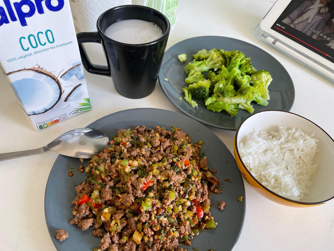 老四川爆炒双椒芹菜牛肉，好吃到一个北方人流泪，连声大赞，根本停不下来...