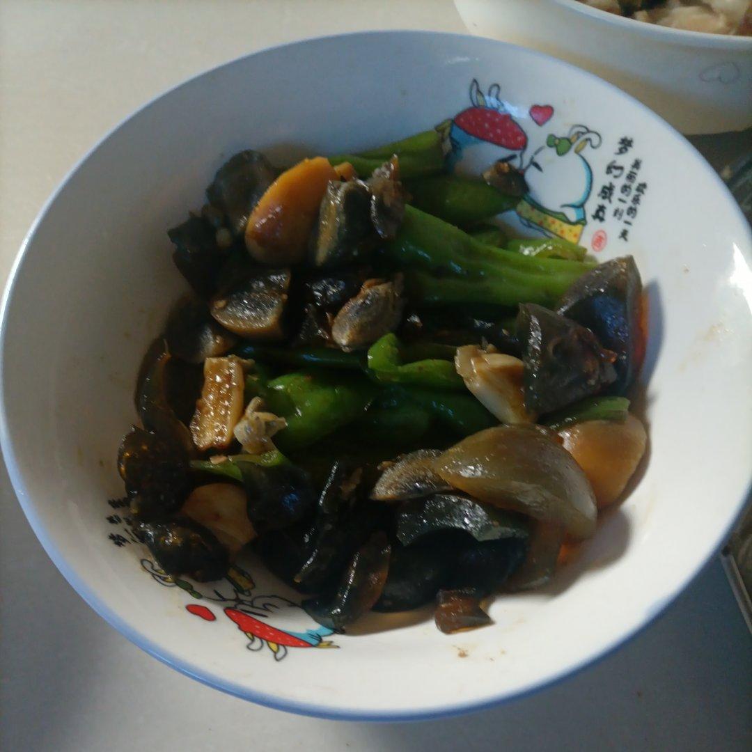 每个人都可以下三碗饭的辣椒擂皮蛋