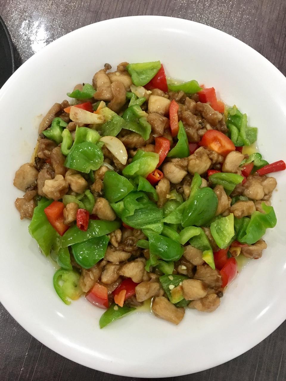 小豌豆公主的妈妈做的青椒炒鸡腿肉(大厨级别)