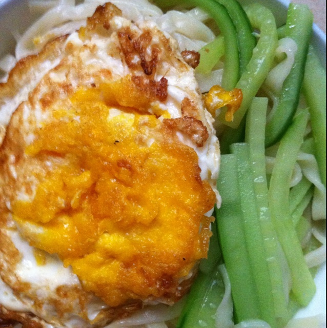 黄瓜煎蛋面