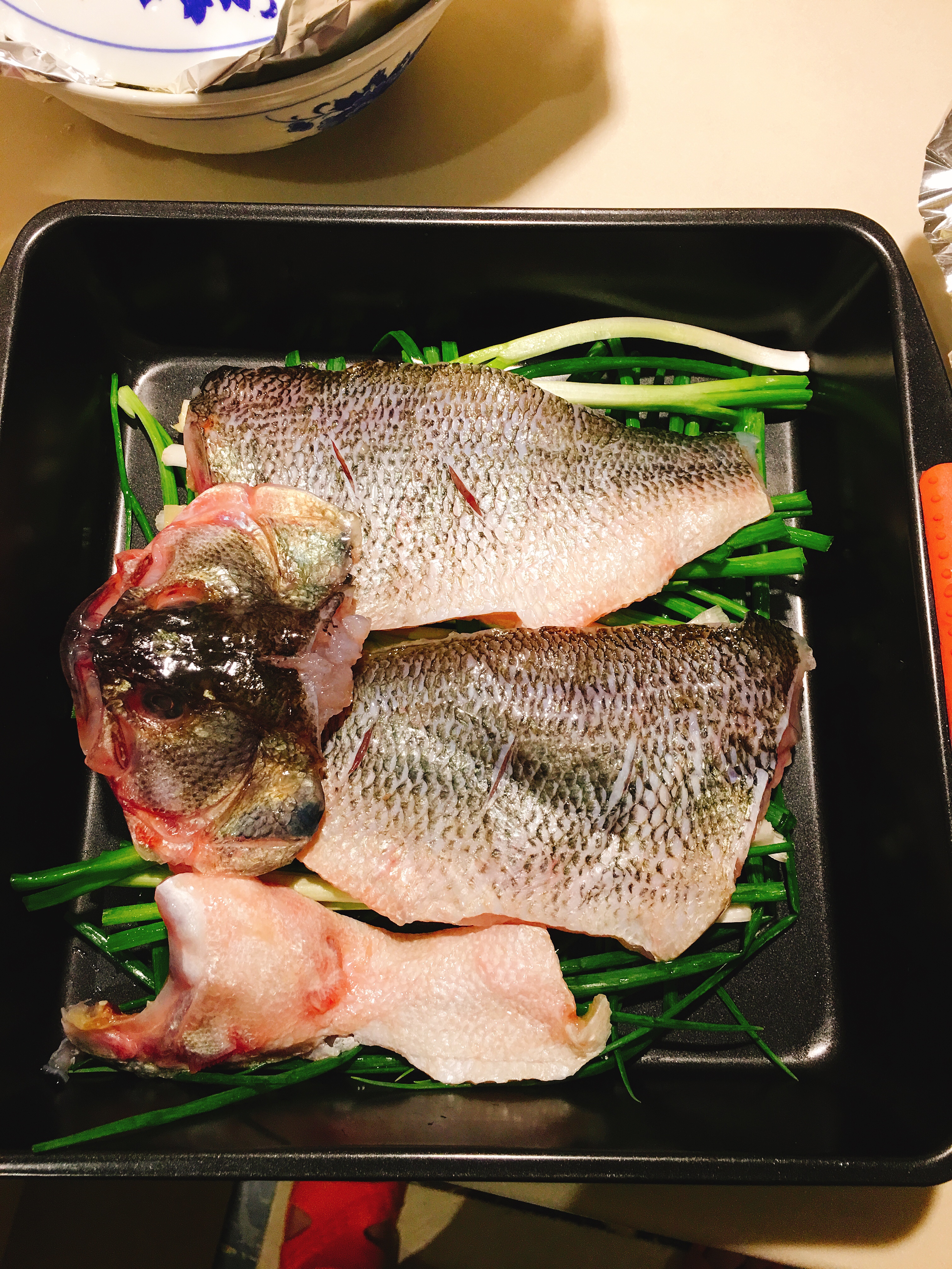 真的是要进烤箱烤葱和鱼的葱烤鲈鱼的做法 步骤1
