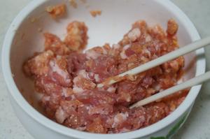 柔嫩多汁的肉肉吃法——芝士焗香菇肉饼的做法 步骤1
