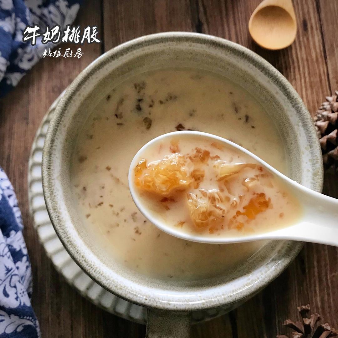 桃胶雪莲子银耳糖水