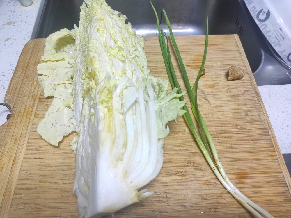 超级简单的减脂炒白菜的做法 步骤1