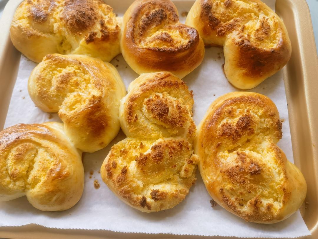 这面包也太香了，新手也能轻松做出来的椰蓉提子卷！