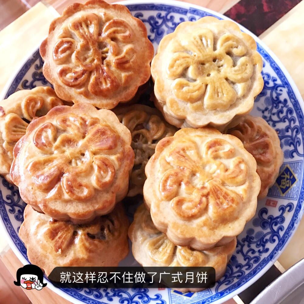 广式豆沙蛋黄月饼