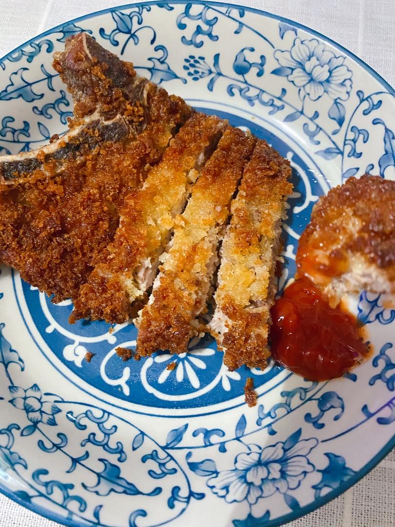 黄金酥脆的炸猪排