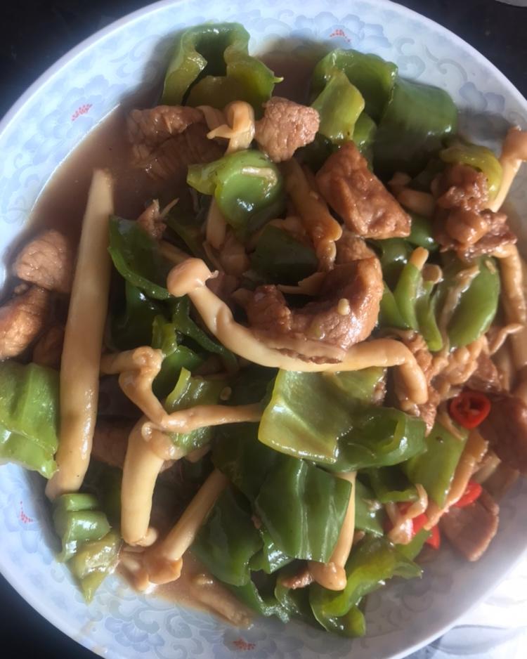 青椒海鲜菇爆炒肉片