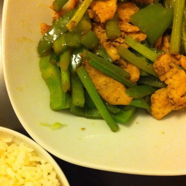 青椒芹菜炒火鸡肉的做法