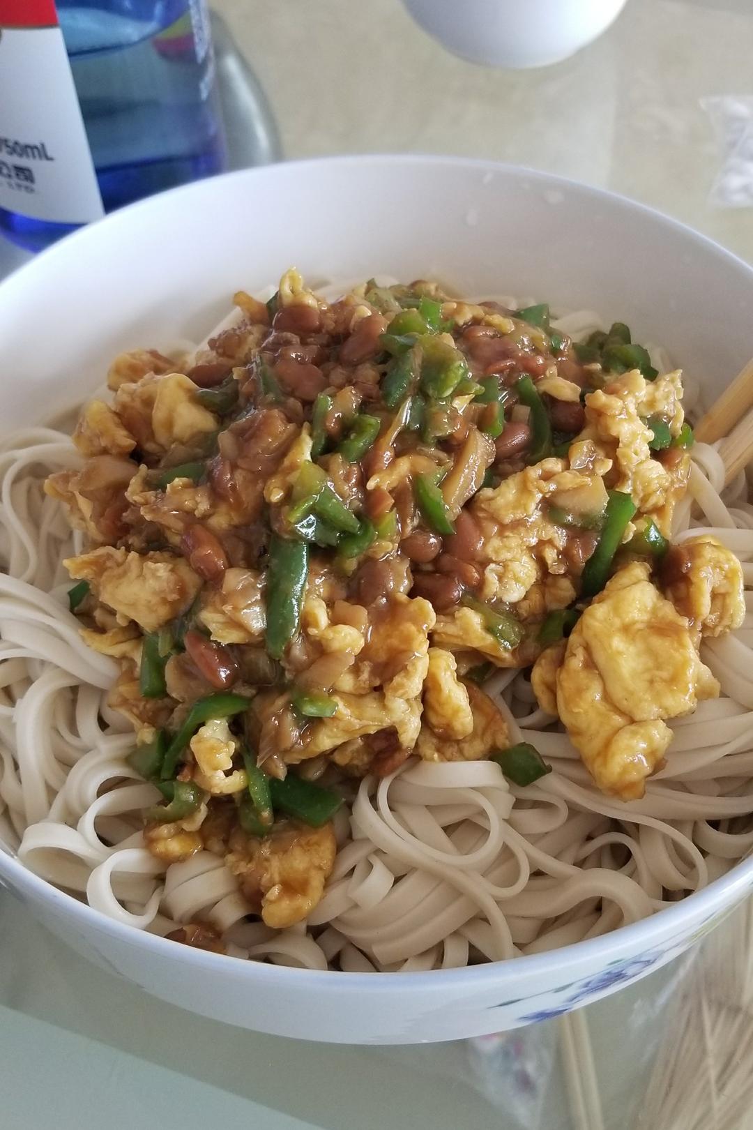 贪睡的猫咪做的鸡蛋酱拌面条