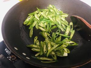 青椒香焖荷包蛋的做法 步骤5