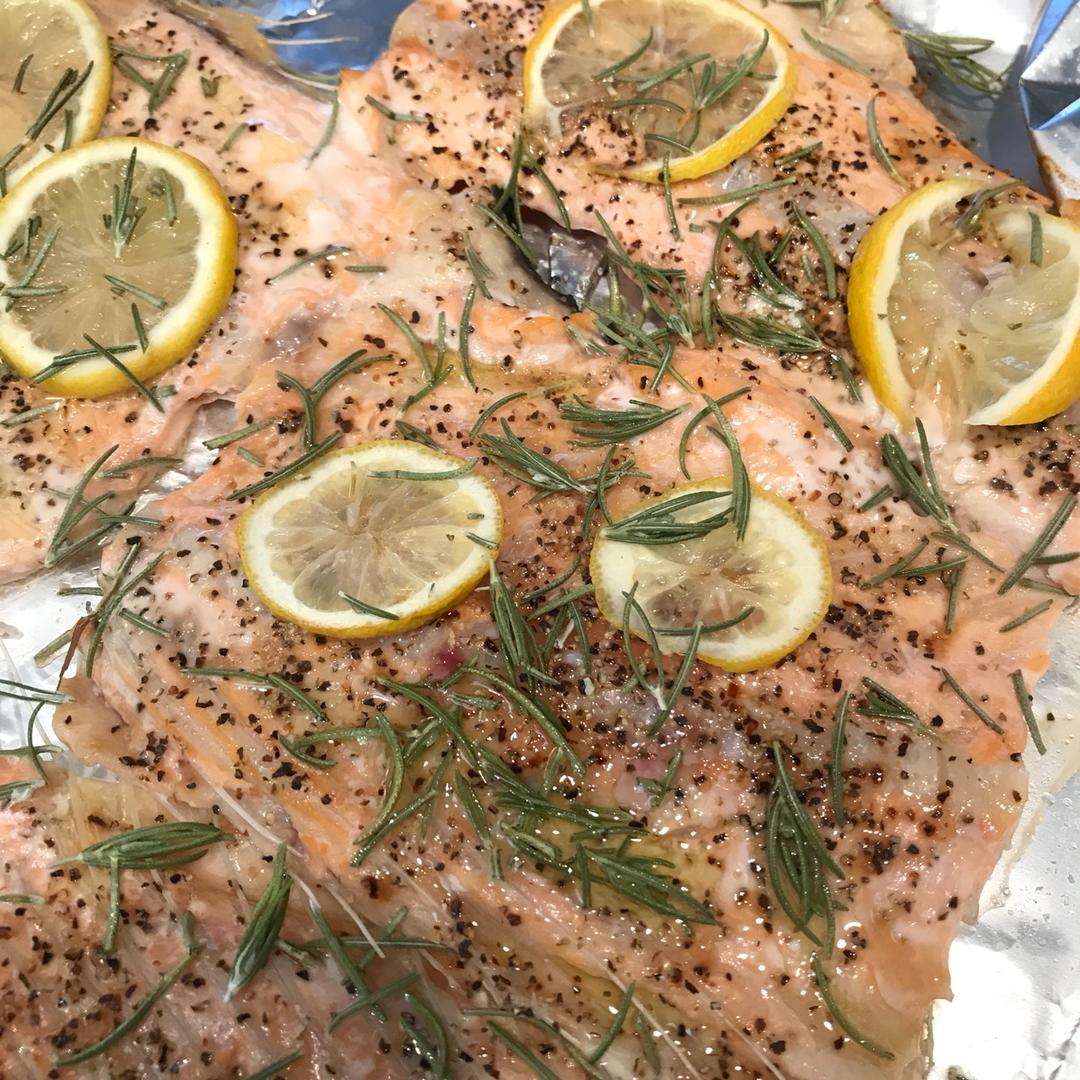柠檬迷迭香烤三文鱼