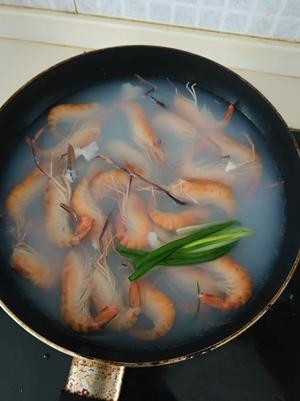 不红烧不放油非常鲜嫩的糟卤大头虾的做法 步骤1