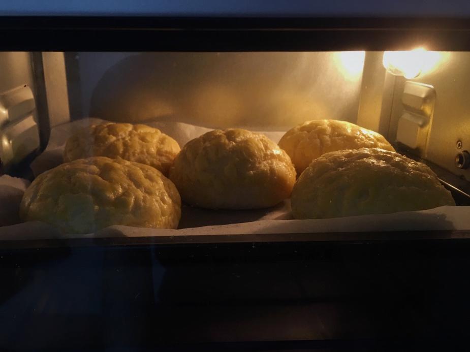 好吃到炸裂的港式菠萝包（附带制作酥皮的小视频）