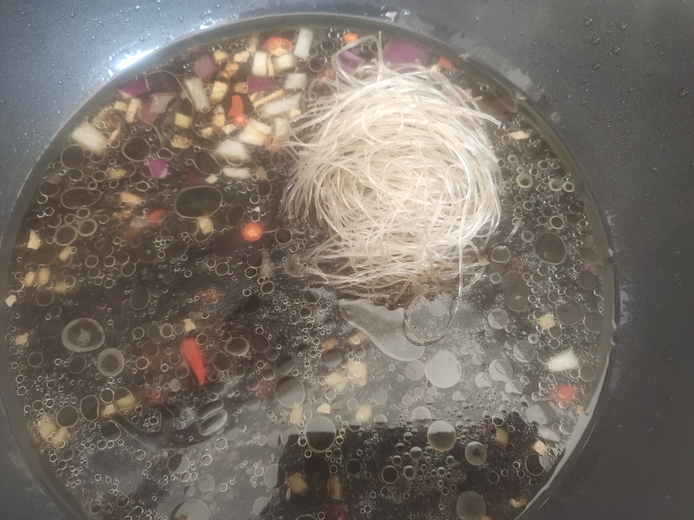鲜美鸭血粉丝汤(用料简单)的做法 步骤4