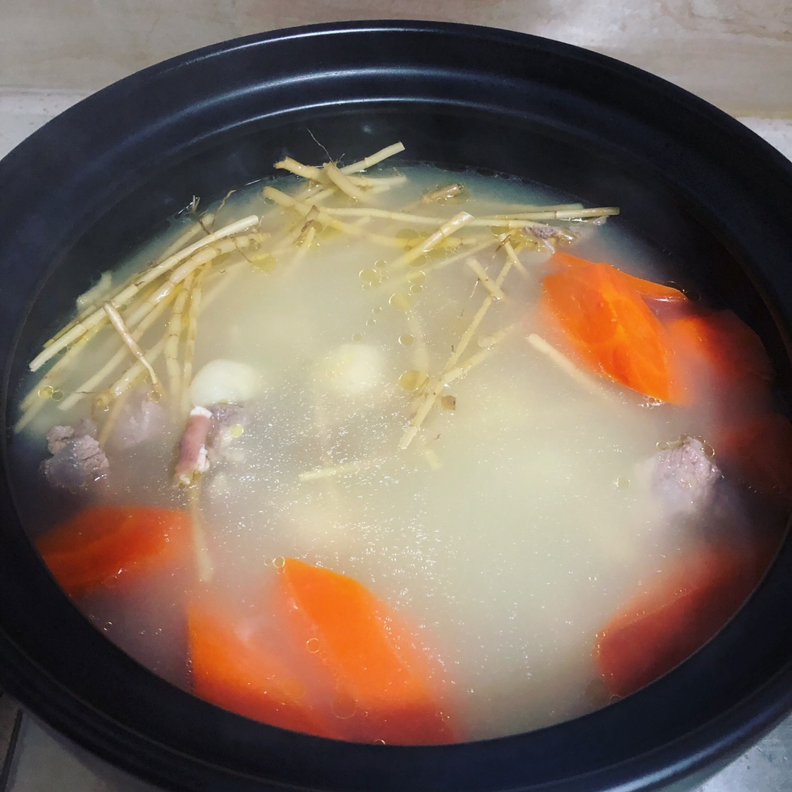 茅根竹蔗猪骨汤的做法