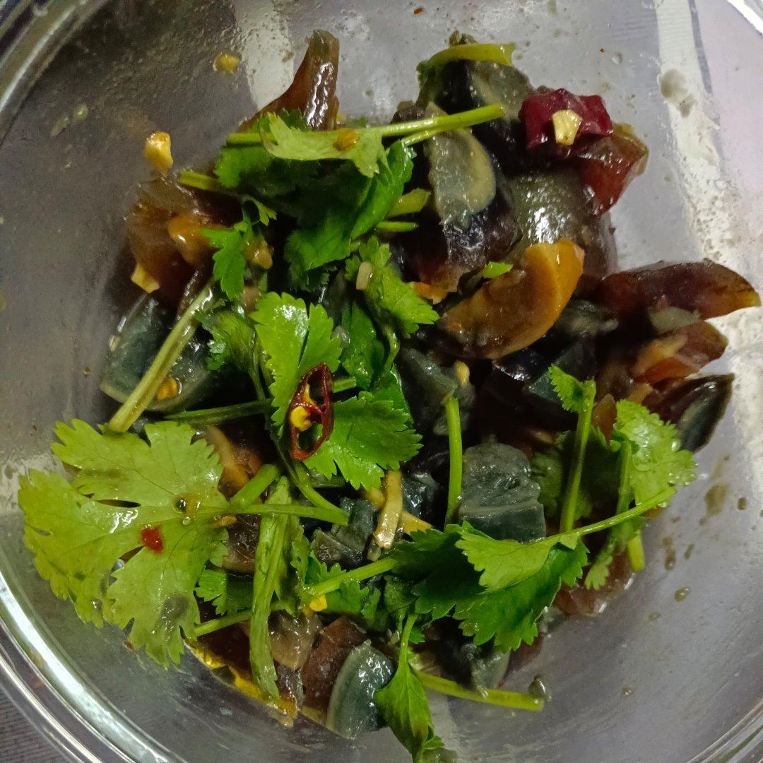 ㊙️香菜拌皮蛋，太香太开胃啦！