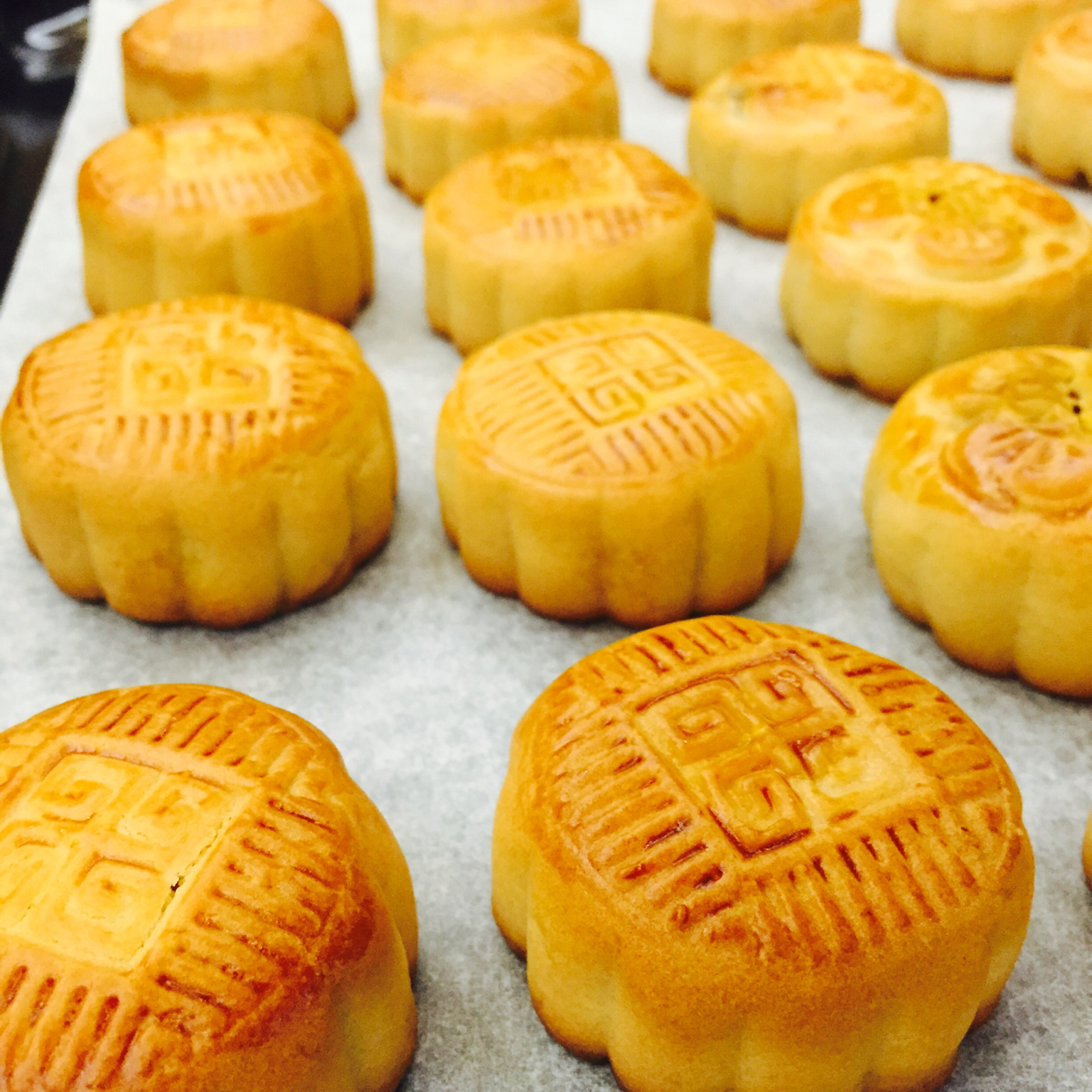 广式蛋黄莲蓉月饼