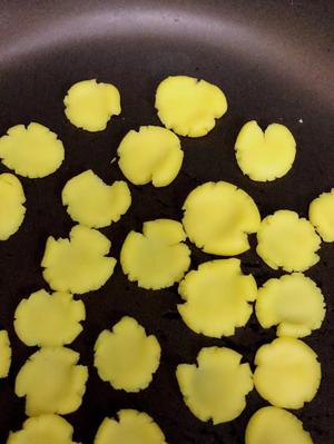 平底锅版 宝宝小零食玛格丽特饼干 宝宝辅食之玉米脆片的做法 步骤5