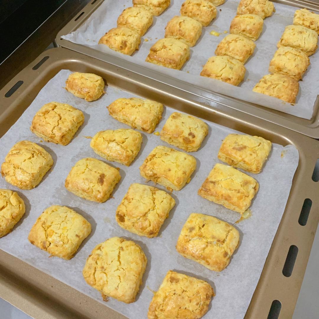 咸蛋黄肉松司康