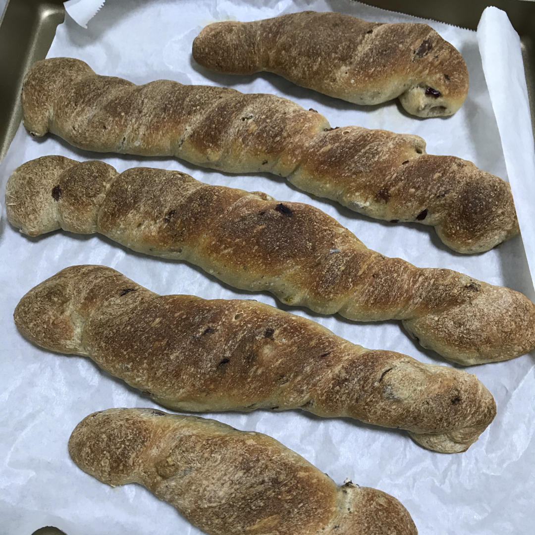 红酒葡萄干面包棒