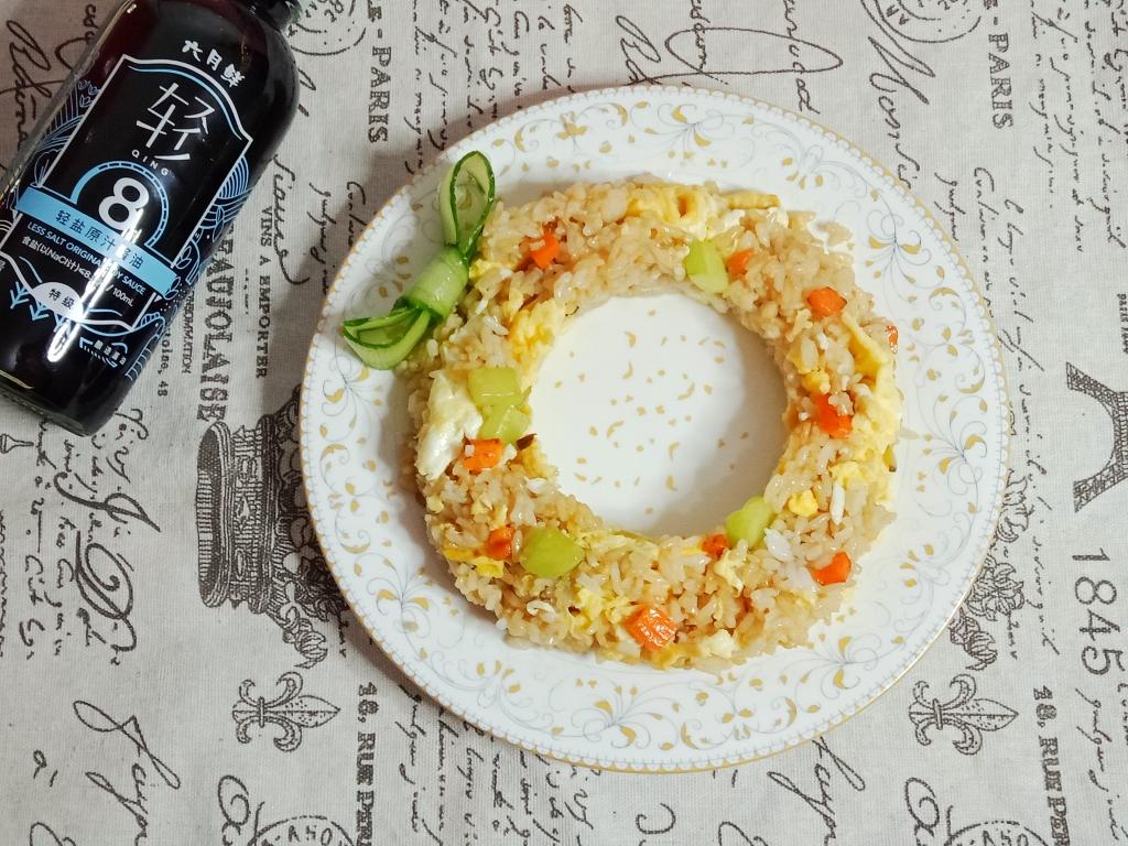 节日花环炒米饭