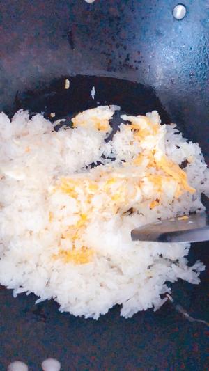 吞拿魚蟹籽炒飯的做法 步骤3