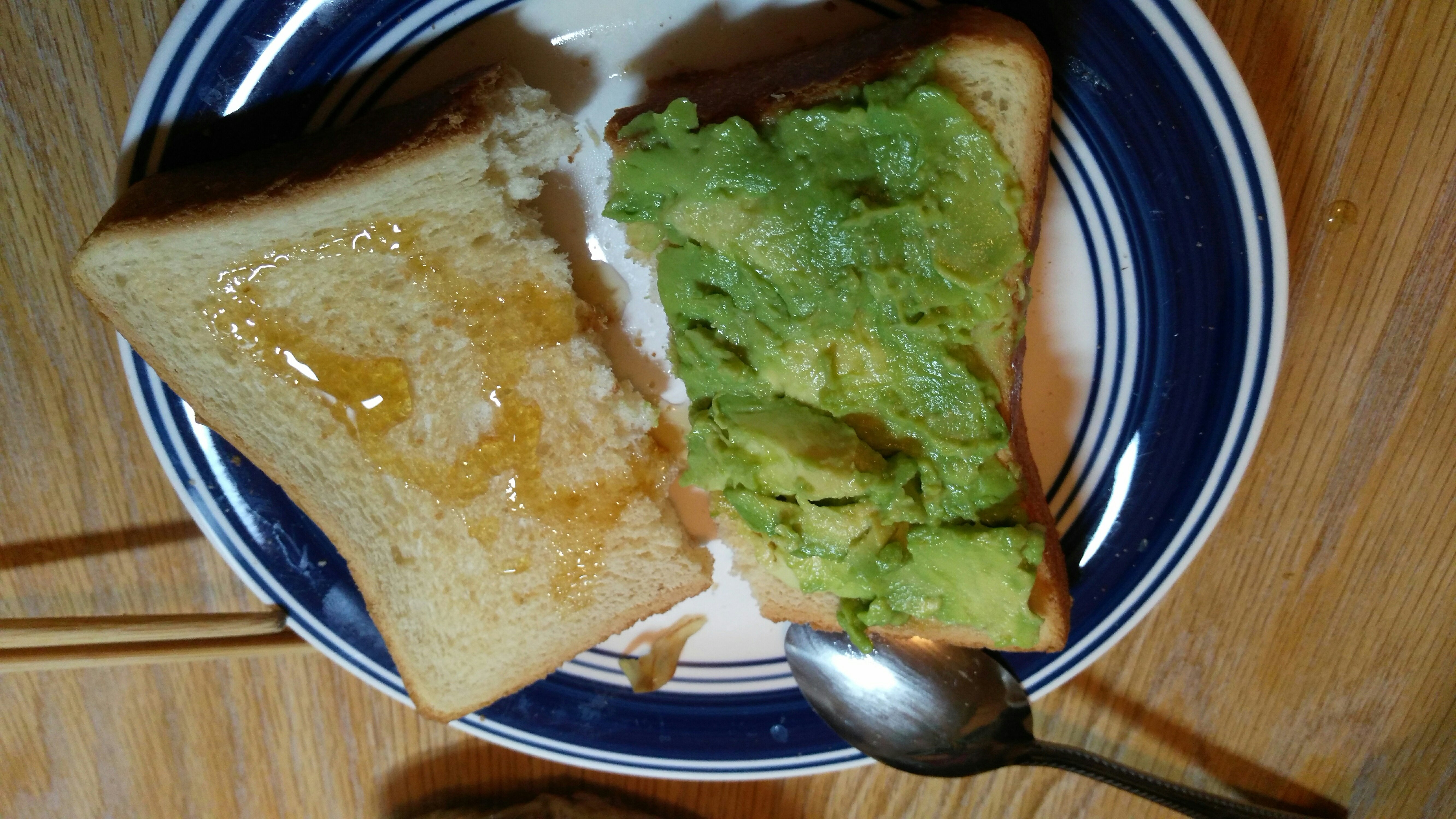 烤面包片夹蜂蜜牛油果(快手健康早餐)的做法 步骤2