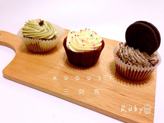 超润巧克力纸杯蛋糕（非常适合裱花、盖糖皮的cupcake方子）