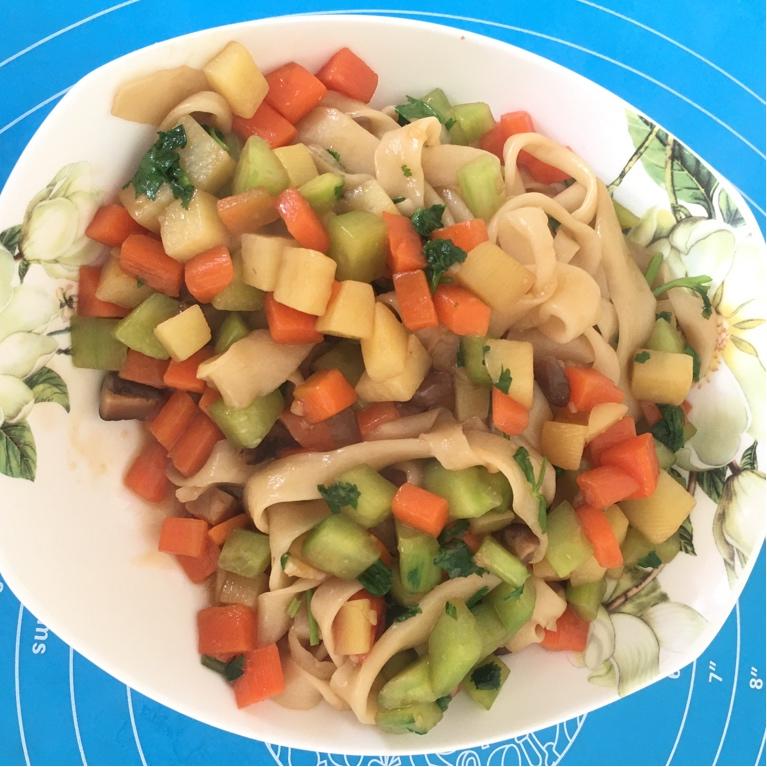 胡萝卜芹菜肉丝炒面