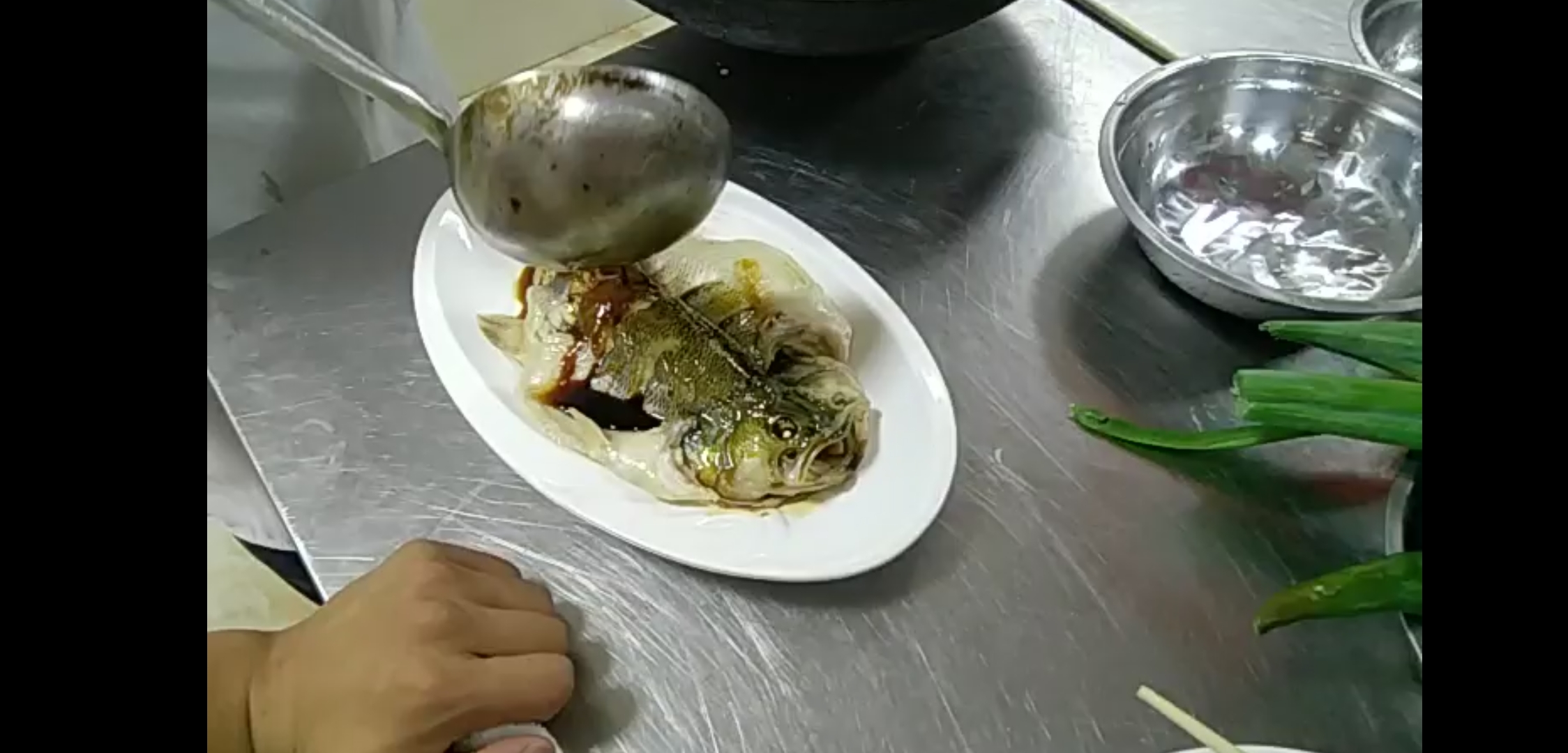 清蒸鲈鱼之新东方大厨的做法的做法 步骤3