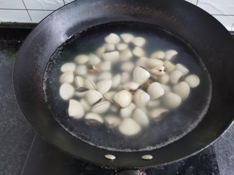美味清甜好做的车螺芥菜汤的做法 步骤2