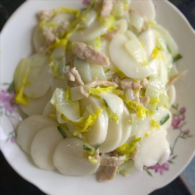 白菜肉丝炒年糕的做法