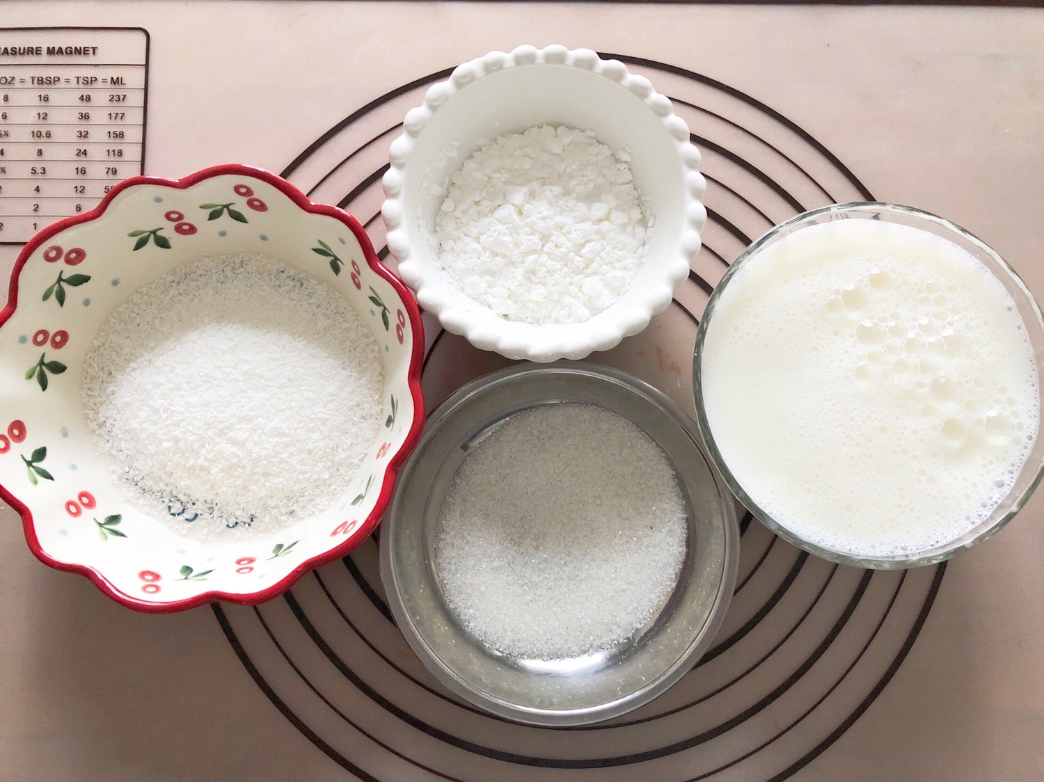 免烤箱❗️奶香十足❗️巨好吃的椰蓉牛奶小方❗️的做法 步骤1