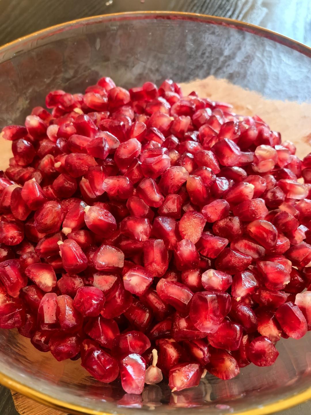 石榴煮茶的做法 步骤1