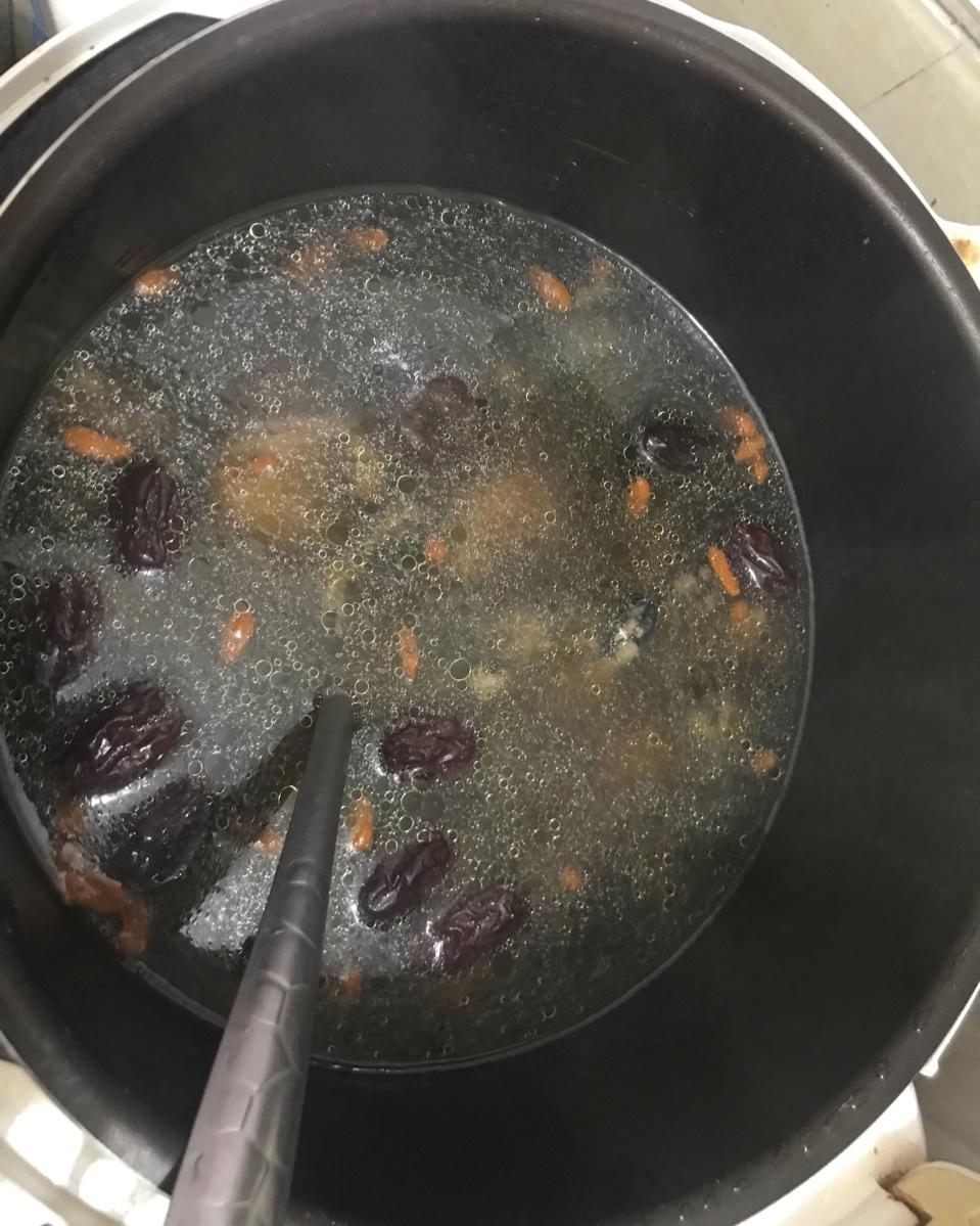 枸杞红枣乌鸡汤