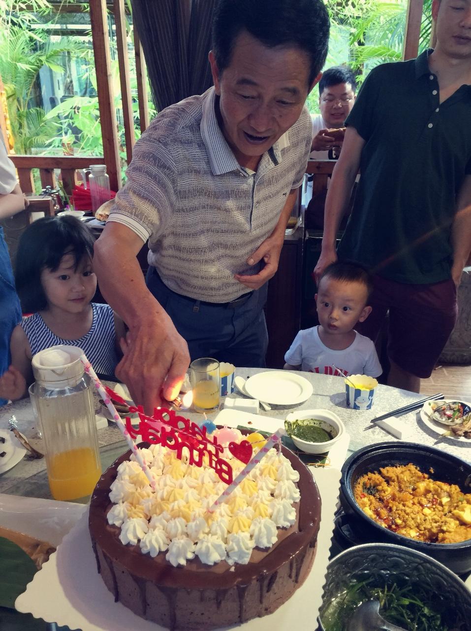 三层黑巧冰淇淋蛋糕