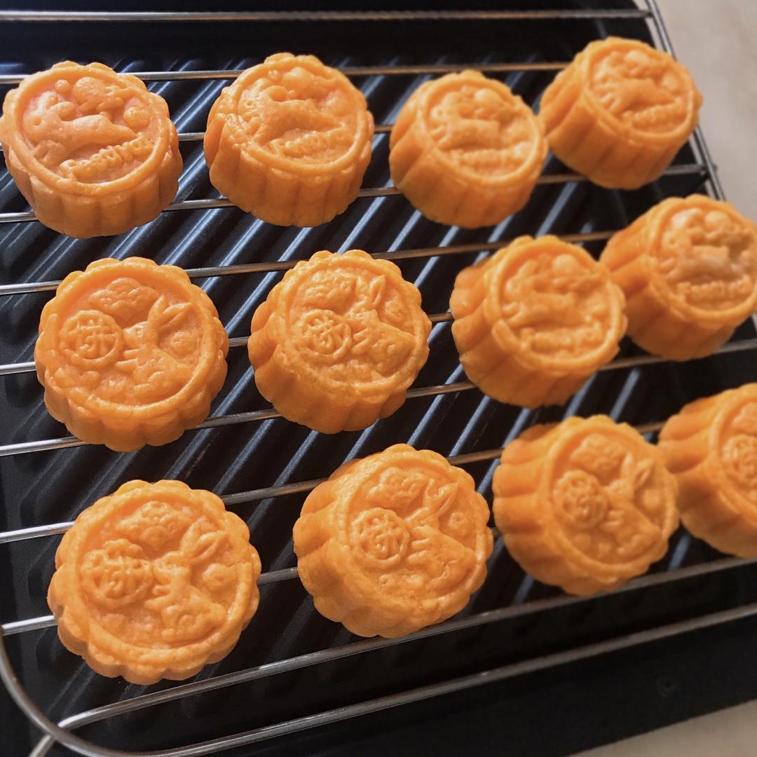 💃奶黄流心月饼——这是可以让你坐稳朋友圈厨霸位置的月饼🥮，没人点赞算我输👎