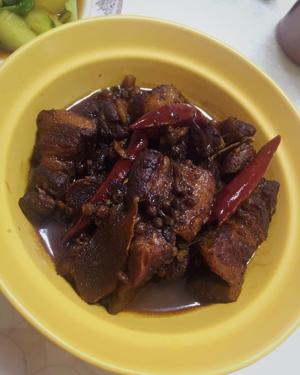吃着碗里望着锅里的红烧肉