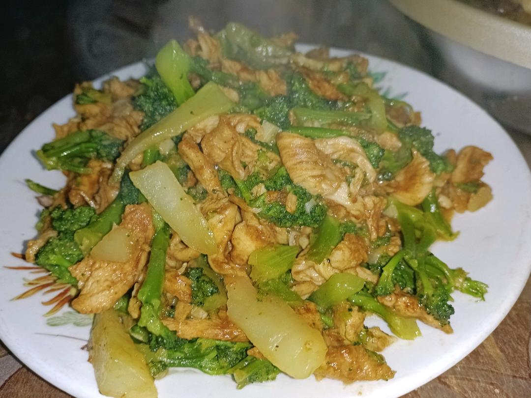 鸡胸肉炒西兰花