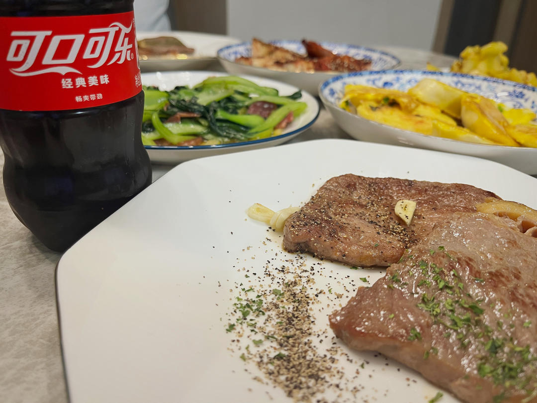 四分钟煎好一块鲜嫩多汁的牛排